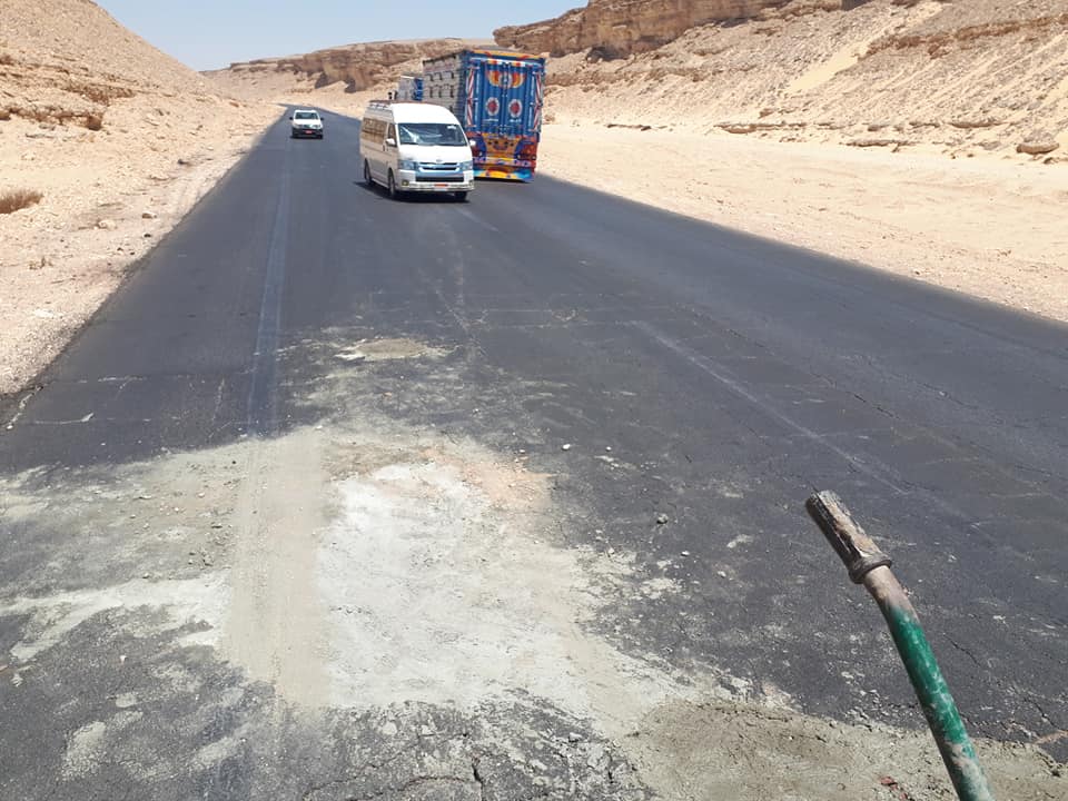 شباب غربي الأقصر يردمون عدد من الحفر والشقوق في الطريق الصحراوي لحماية السيارات (5)