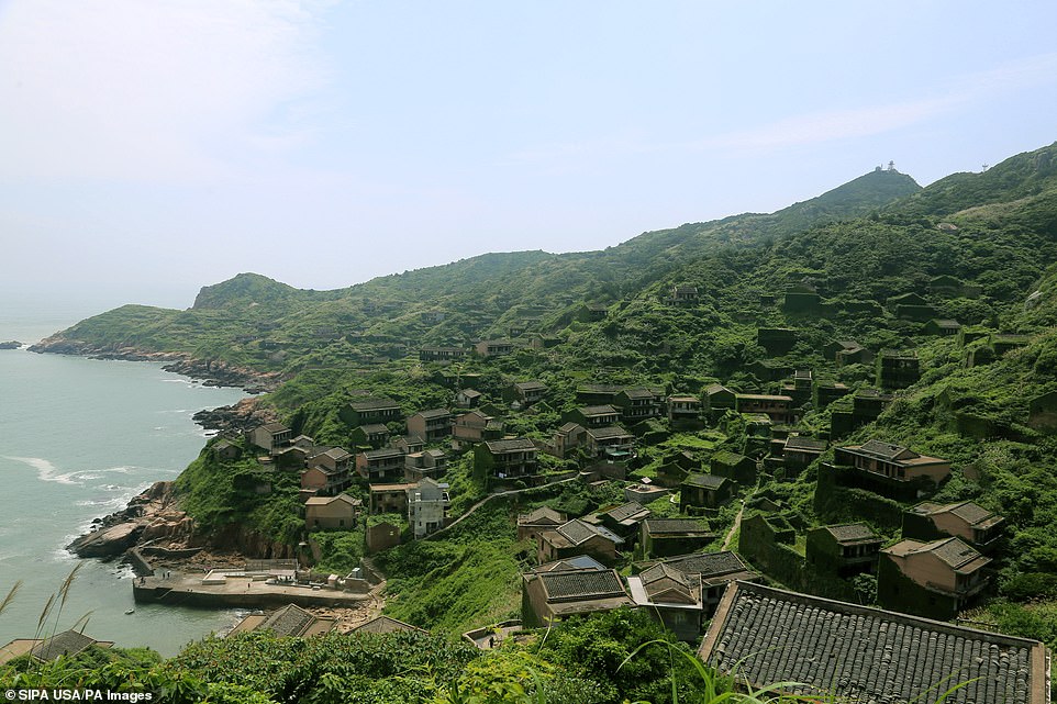 قرية صينية مهجورة منذ 30 سنة تجذب السائحين فى الصين  (1)