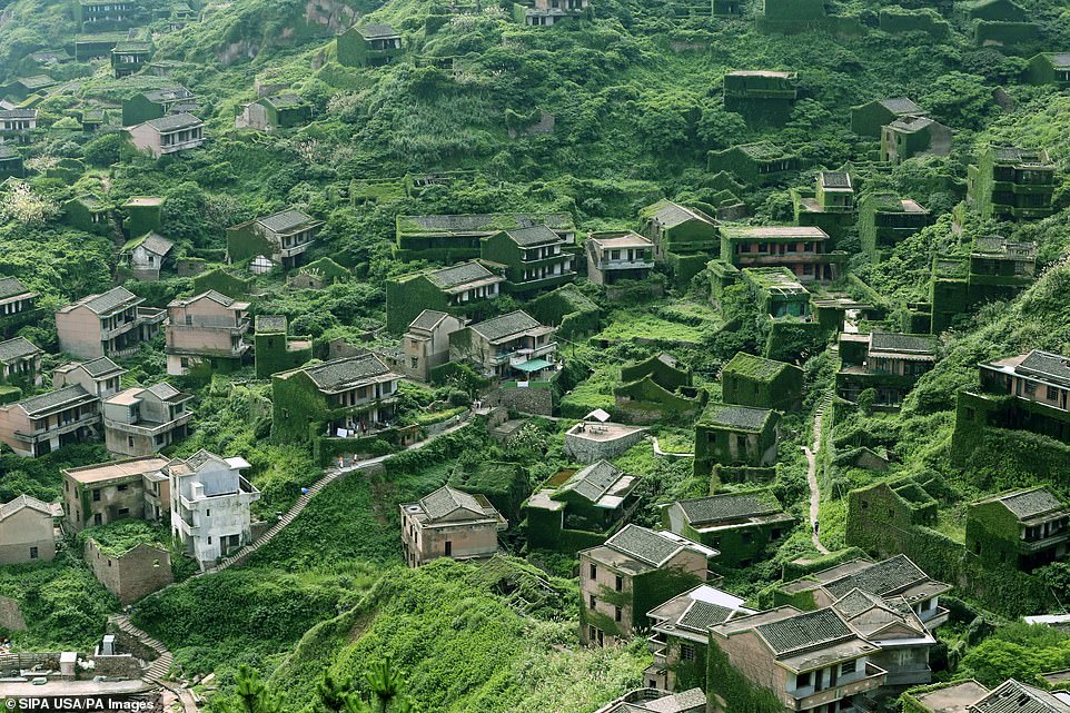 قرية صينية مهجورة منذ 30 سنة تجذب السائحين فى الصين  (7)