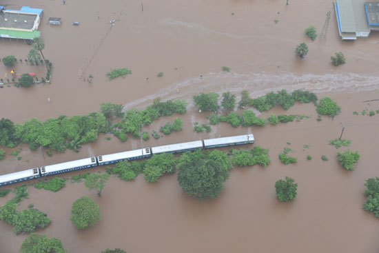 القطار عالق وسط مياه الفيضانات