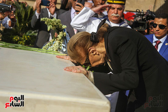 إمبراطورة إيران السابقة تضع أكاليل الزهور على قبر الرئيس الراحل أنور السادات (6)
