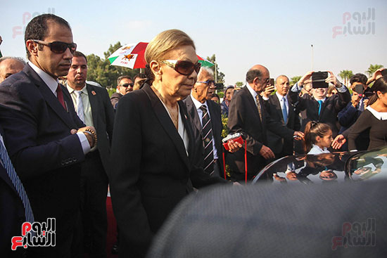 إمبراطورة إيران السابقة تضع أكاليل الزهور على قبر الرئيس الراحل أنور السادات (9)