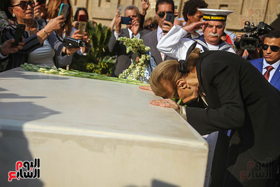 إمبراطورة إيران السابقة تضع أكاليل الزهور على قبر الرئيس الراحل أنور السادات (7)