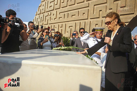 إمبراطورة إيران السابقة تضع أكاليل الزهور على قبر الرئيس الراحل أنور السادات (4)