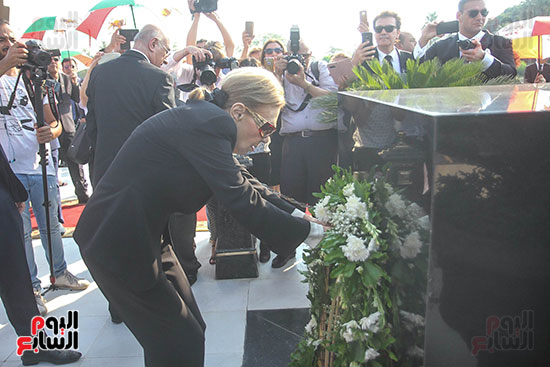 إمبراطورة إيران السابقة تضع أكاليل الزهور على قبر الرئيس الراحل أنور السادات (32)
