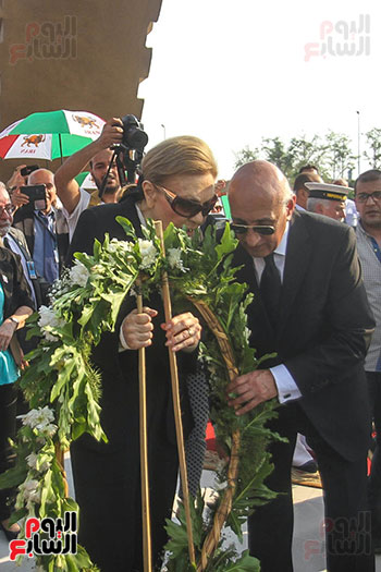 إمبراطورة إيران السابقة تضع أكاليل الزهور على قبر الرئيس الراحل أنور السادات (11)
