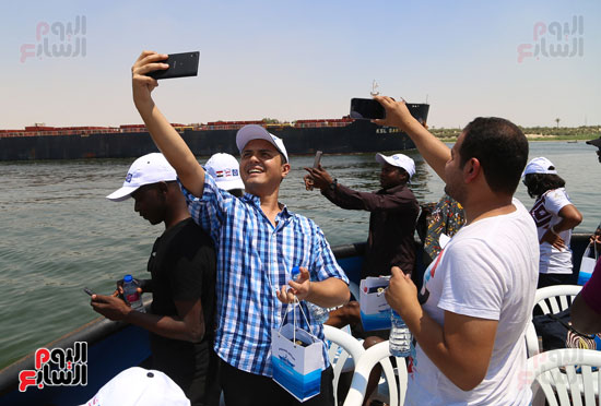 طلاب البرنامج الرئاسى للشباب الأفريقى فى جولة باليخوت بقناة السويس (13)