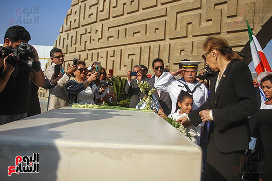 إمبراطورة إيران السابقة تضع أكاليل الزهور على قبر الرئيس الراحل أنور السادات (5)