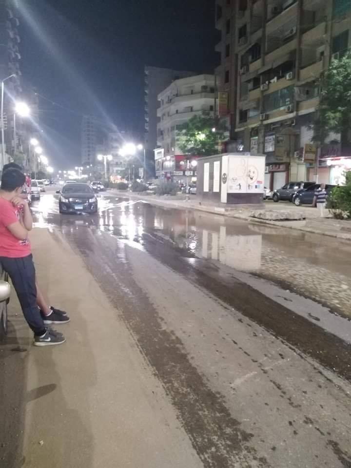 تسريب جديد بخط مياه شارع الجمهورية بسوهاج (3)