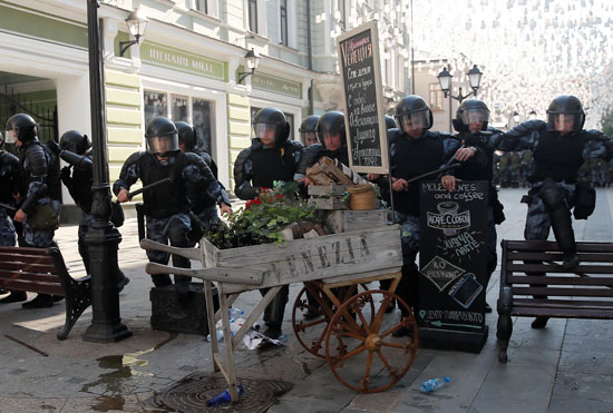 الشرطة الروسية تطارد المتظاهرين