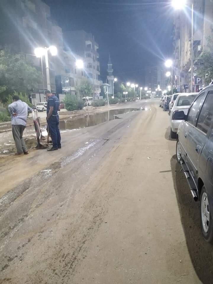 تسريب جديد بخط مياه شارع الجمهورية بسوهاج (4)
