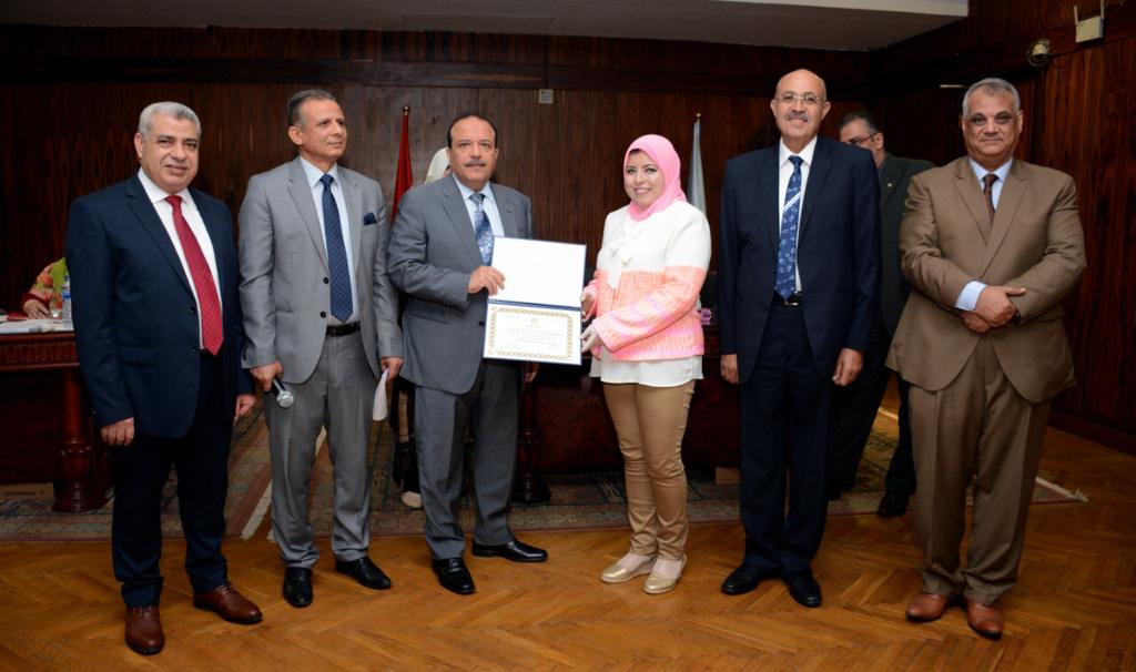 تكريم الفائزين بأفضل رسالة ماجستير ودكتوراه بجامعة طنطا (6)