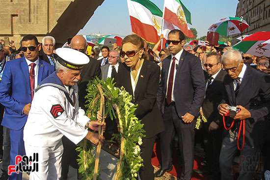 إمبراطورة إيران السابقة تضع أكاليل الزهور على قبر الرئيس الراحل أنور السادات (1)