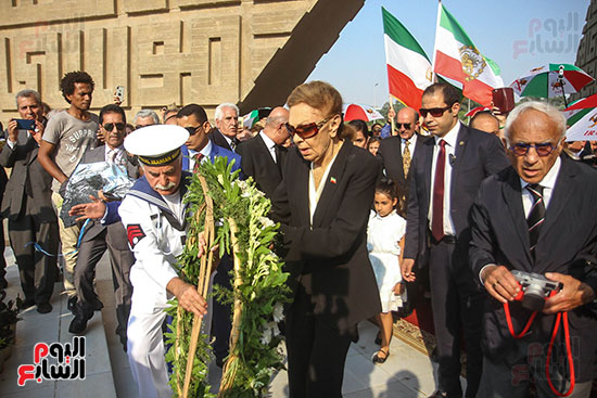 إمبراطورة إيران السابقة تضع أكاليل الزهور على قبر الرئيس الراحل أنور السادات (2)