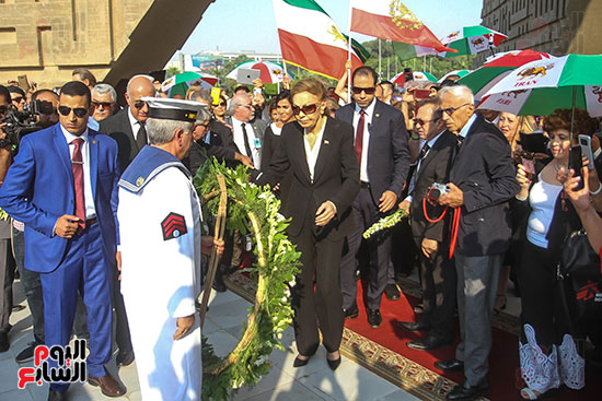 إمبراطورة إيران السابقة تضع أكاليل الزهور على قبر الرئيس الراحل أنور السادات (36)