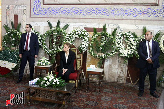 إمبراطورة إيران السابقة تضع أكاليل الزهور على قبر الرئيس الراحل أنور السادات (36)