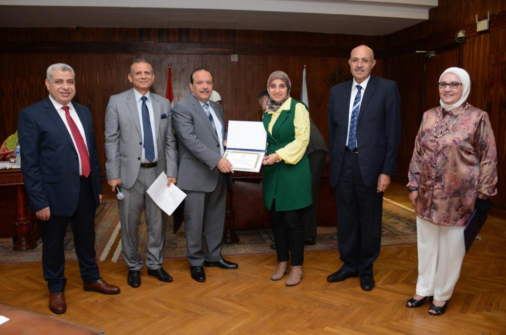 تكريم الفائزين بأفضل رسالة ماجستير ودكتوراه بجامعة طنطا (2)