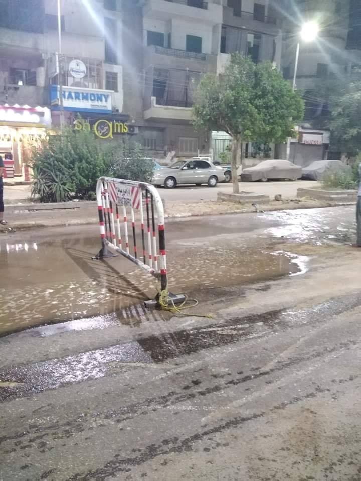 تسريب جديد بخط مياه شارع الجمهورية بسوهاج (5)