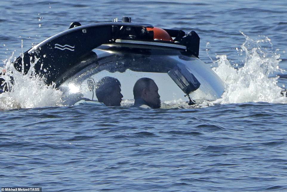 بوتين يغطس تحت الماء  (5)