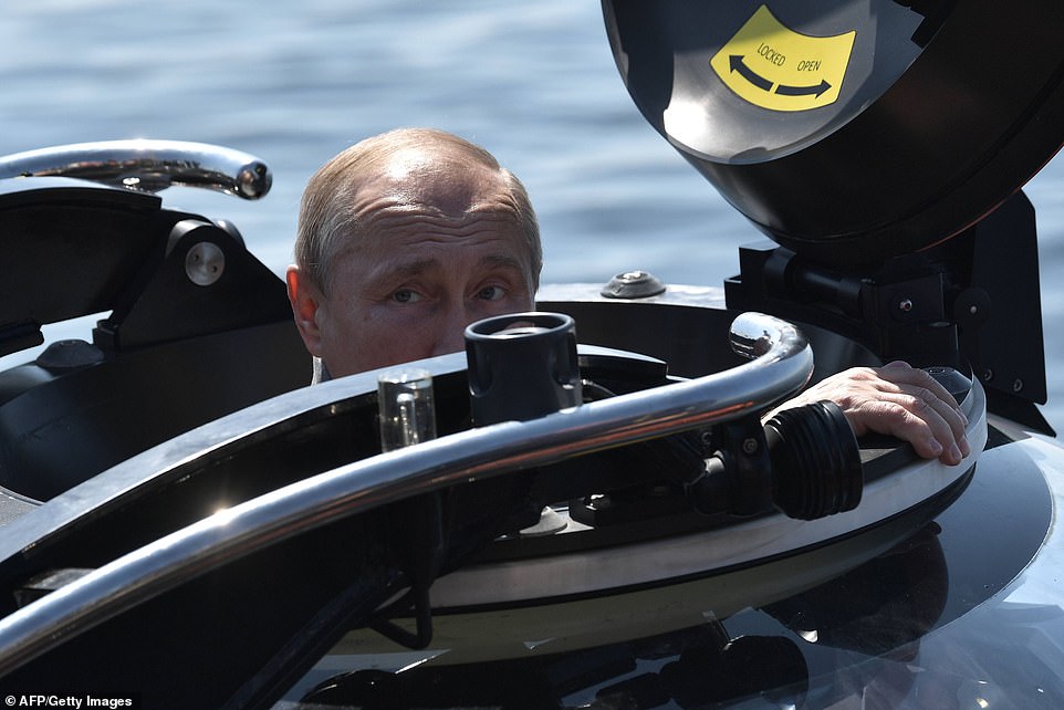 بوتين يغطس تحت الماء  (7)