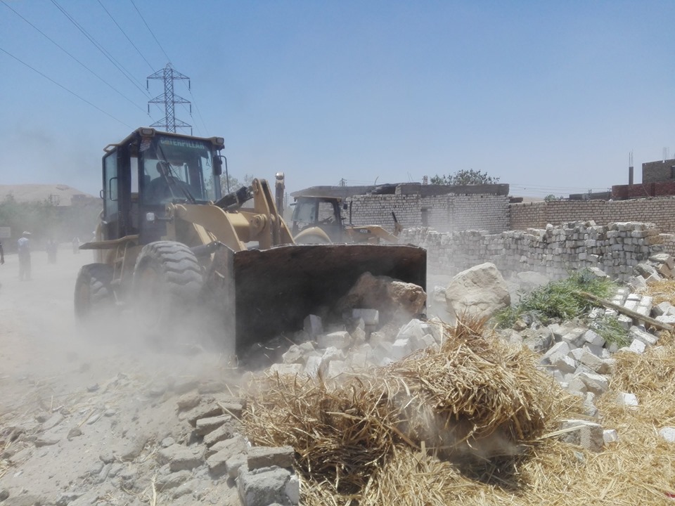 مدينة إسنا تنفذ 35 حالة تعدي علي 9454 متر أراضي ملك الدولة في قرية الشغب (4)