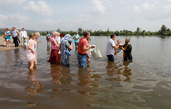 عدد من الأسر الروسية حرصت على تعميد أطفالها تزامنا مع الاحتفالات