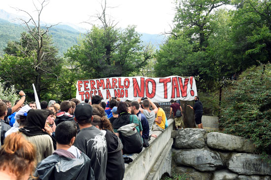 احتجاجات فى إيطاليا ضد إنشاء خط سكة حديد  تى ايه فى (7)