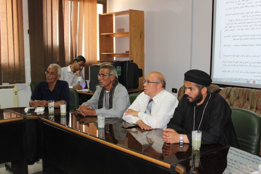 جامعة أسيوط تبدأ أولى خطواتها في تطوير قرية شقلقيل بالتعاون مع المحافظة (6)