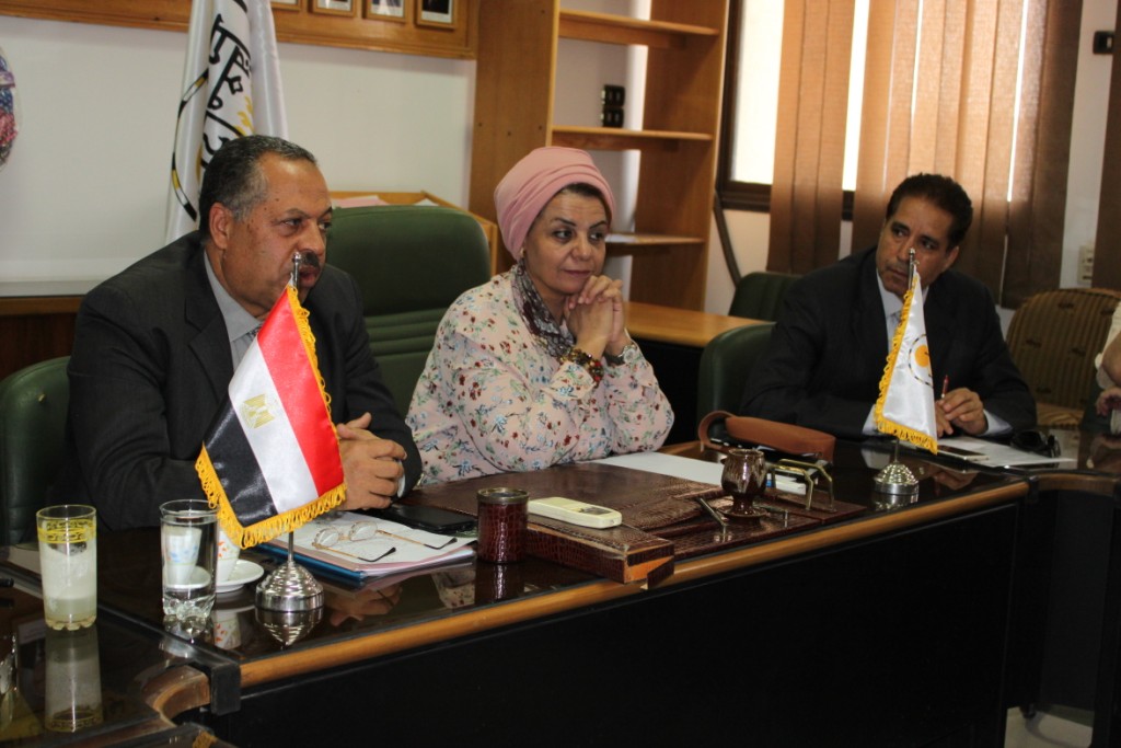 جامعة أسيوط تبدأ أولى خطواتها في تطوير قرية شقلقيل بالتعاون مع المحافظة (5)