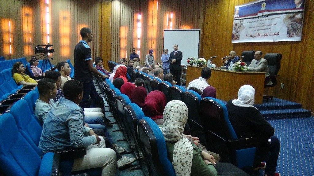 رئيس جامعة المنيا يكرم المتدربين في مبادرة معًا لحياة كريمة (5)