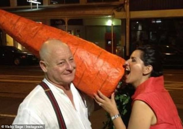 ماسك جزرة وماشى فى الشارع..  (2)