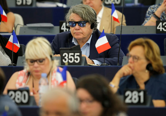 أعضاء حزب التجمع الوطنى الفرنسى اليمينى المتطرف فى جلسة تصويت لانتخاب الرئيس الجديد للبرلمان الأوروبي