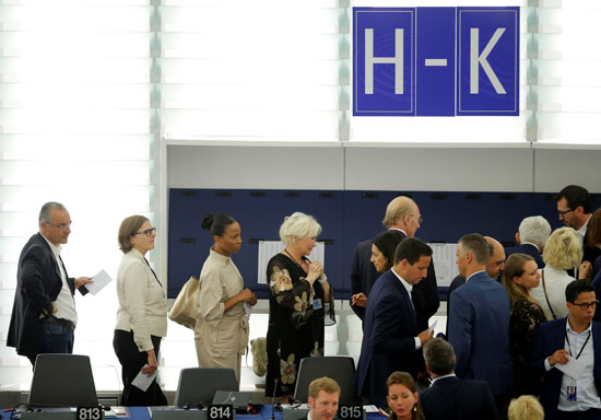 يصطف أعضاء البرلمان الأوروبى للتصويت أثناء انتخاب الرئيس الجديد للبرلمان الأوروبى في ستراسبورج