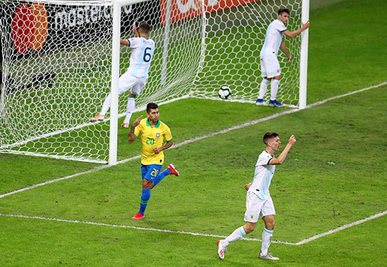 الهدف الثانى للبرازيل