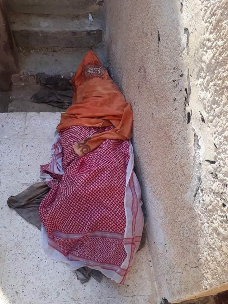 شاب يعانى من حاله نفسية بسبب وفاة والدته يستخرج جثتها  (1)