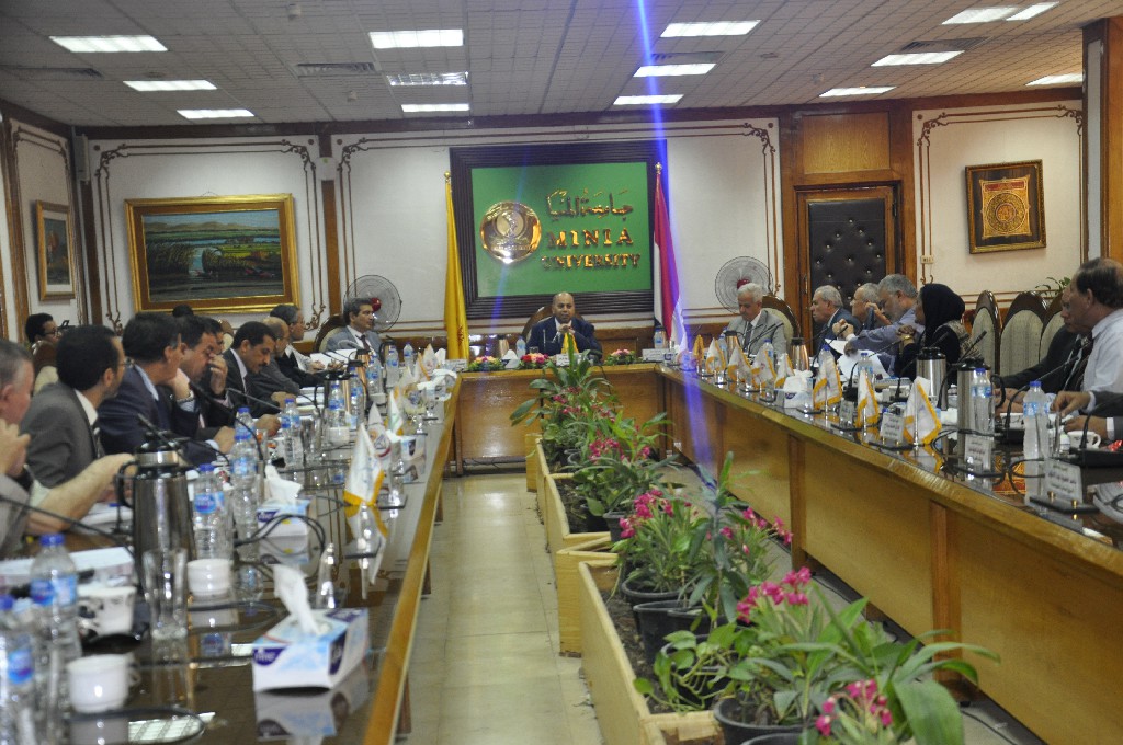 اجتماع مجلس جامعة المنيا (5)