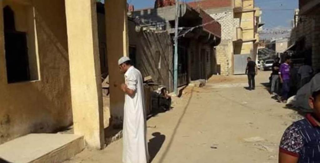 شاب يعانى من حاله نفسية بسبب وفاة والدته يستخرج جثتها  (4)