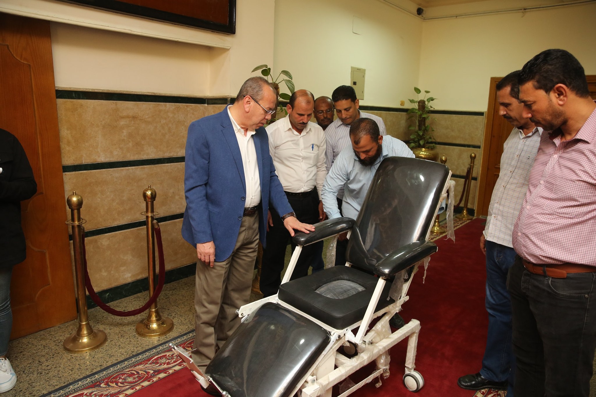 محافظ كفر الشيخ يكرم مخترع من ذوى الاحتياجات الخاصة لابتكاره كرسى طبى متحرك لنقل المرضى (2)