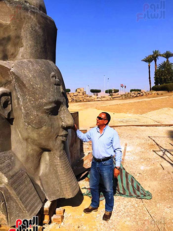 أمين الأعلي للآثار رئيس البعثة التي أعادت تماثيل الملك لموقعها بواجهة المعبد