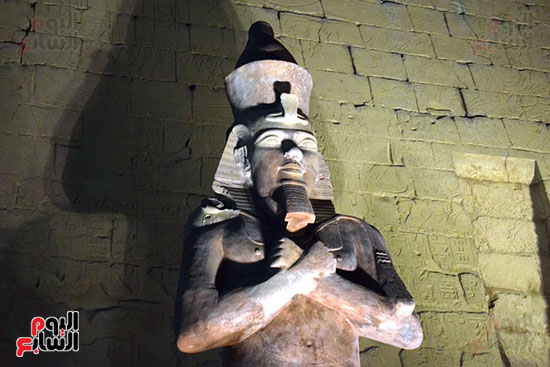 التمثال الثاني بعد نجاح فريق الآثار بترميمه وتركيبه