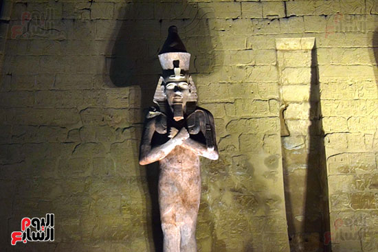 التمثال الثاني بعد افتتاحه في واجهة المعبد