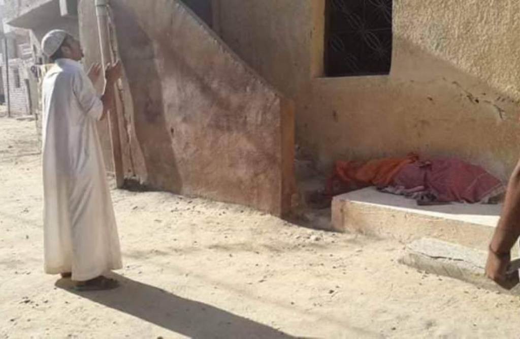 شاب يعانى من حاله نفسية بسبب وفاة والدته يستخرج جثتها  (2)