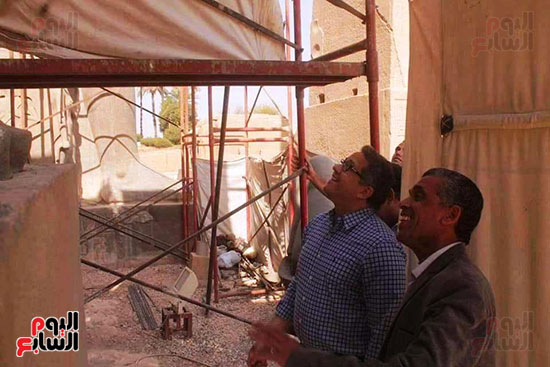 وزير الآثار برفقة مدير المعبد خلال تركيب احد التماثيل