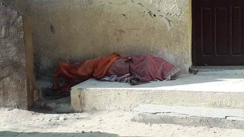 شاب يعانى من حاله نفسية بسبب وفاة والدته يستخرج جثتها  (3)