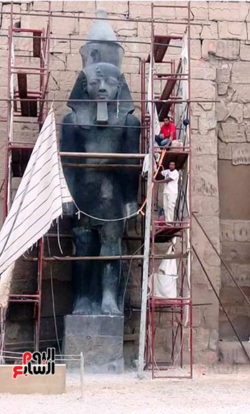 جانب من العمل في التمثال الأول للملك رمسيس بواجهة المعبد