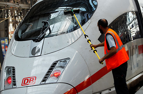 عامل ينظق قطار بمحطة فرانكفورت
