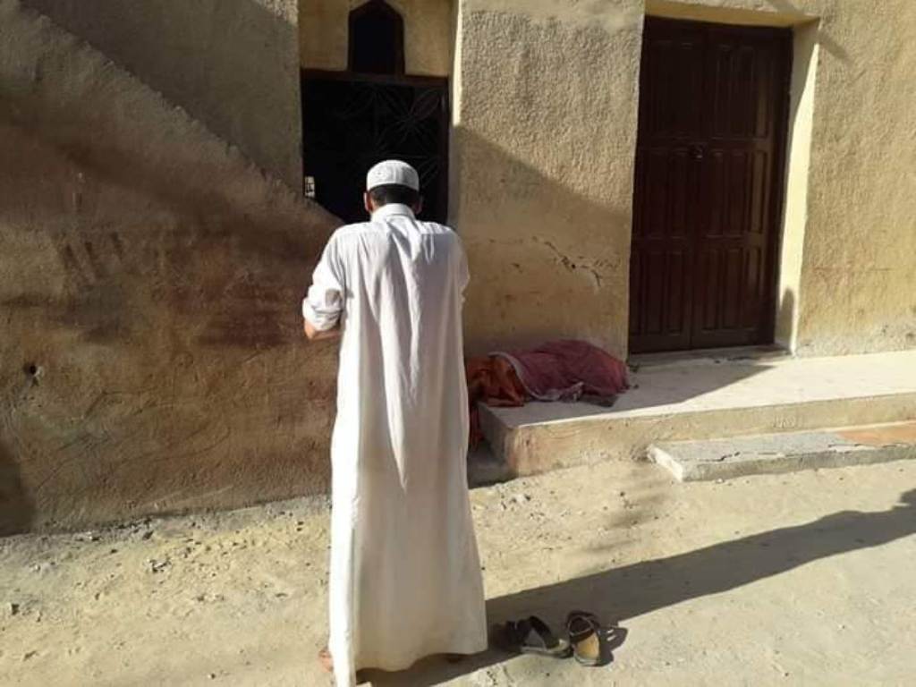 شاب يعانى من حاله نفسية بسبب وفاة والدته يستخرج جثتها  (5)