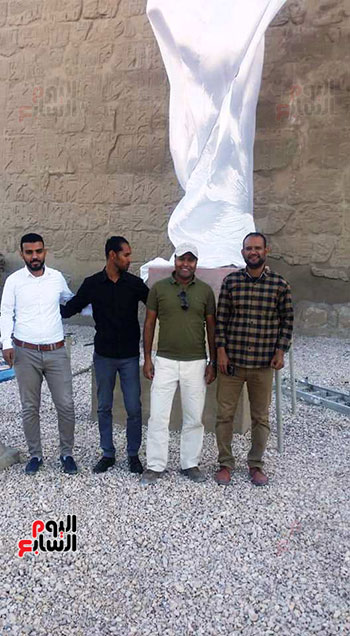 فريق الأثريين المشارك في ترميم التماثيل الثلاثة