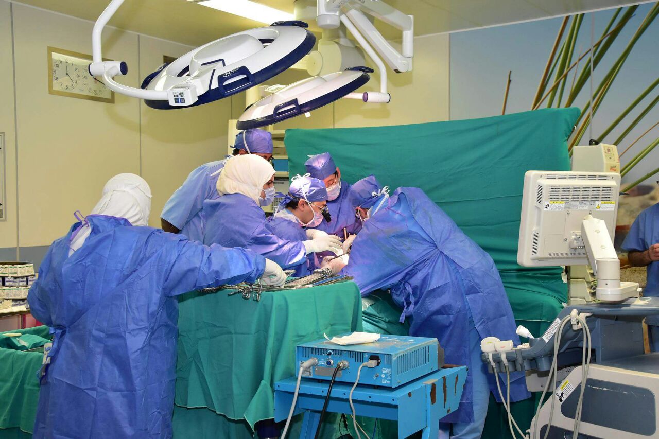 فريق العمل الطبي داخل غرفة العمليات