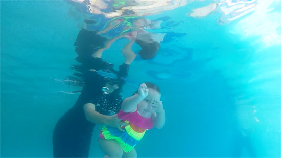 تعليم الرضع السباحة (4)